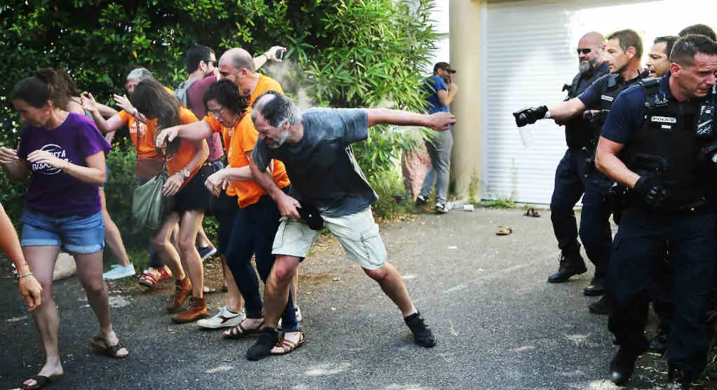 A polic&iacute;a francesa usando gas pementa contra os manifestantes. (Foto: Seaska Ikastola).