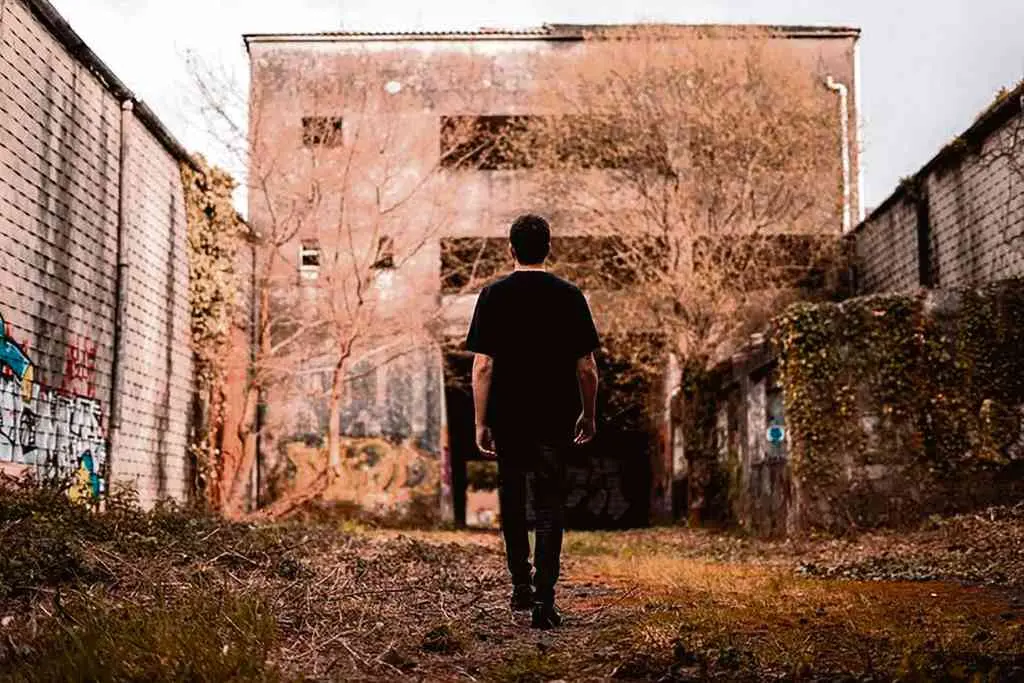 Unha imaxe do videoclip de "Chamada &aacute; l&uacute;a'.