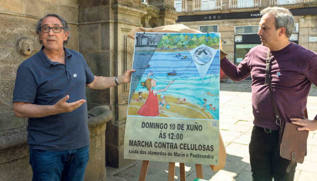 Antón Masa (esquerda) mostra o cartaz da marcha que decorrerá este domingo en Pontevedra. (Foto: A.V.)