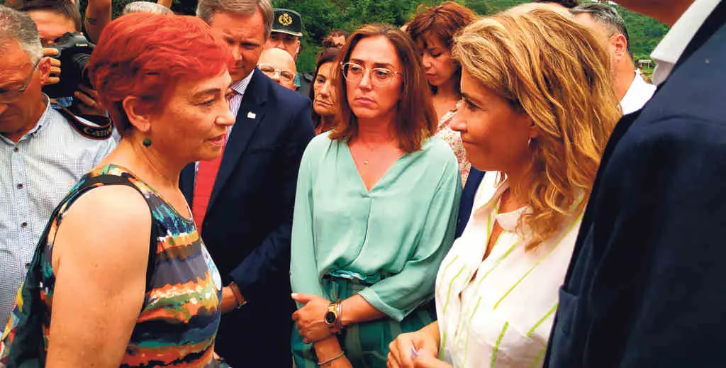 Maite Ferreiro (BNG), &aacute; esquerda, entregou unha carta &aacute; ministra de Transportes, Raquel S&aacute;nchez, exixindo unha soluci&oacute;n "urxente". (Foto: N&oacute;s Diario).