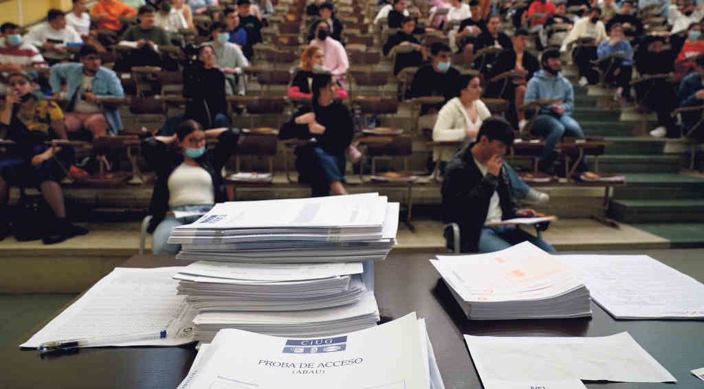 Estudantes durante os exames da ABAU en Compostela. (Foto: Álvaro Ballesteros / Europa Press)