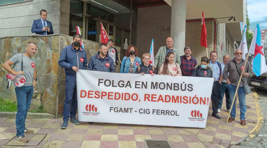 Concentraci&oacute;n diante dos xulgados de Ferrol da CIG. (Foto: N&oacute;s Diario).