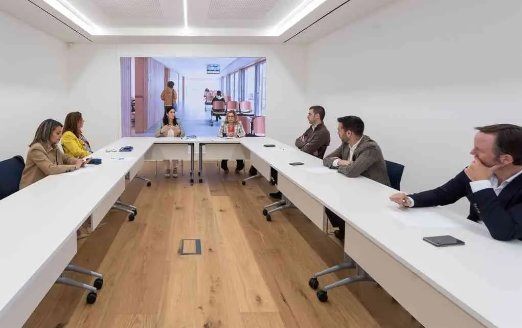 Paula Prado, ao fondo, na reuni&oacute;n do PP sobre sanidade (Imaxe: Cedida).