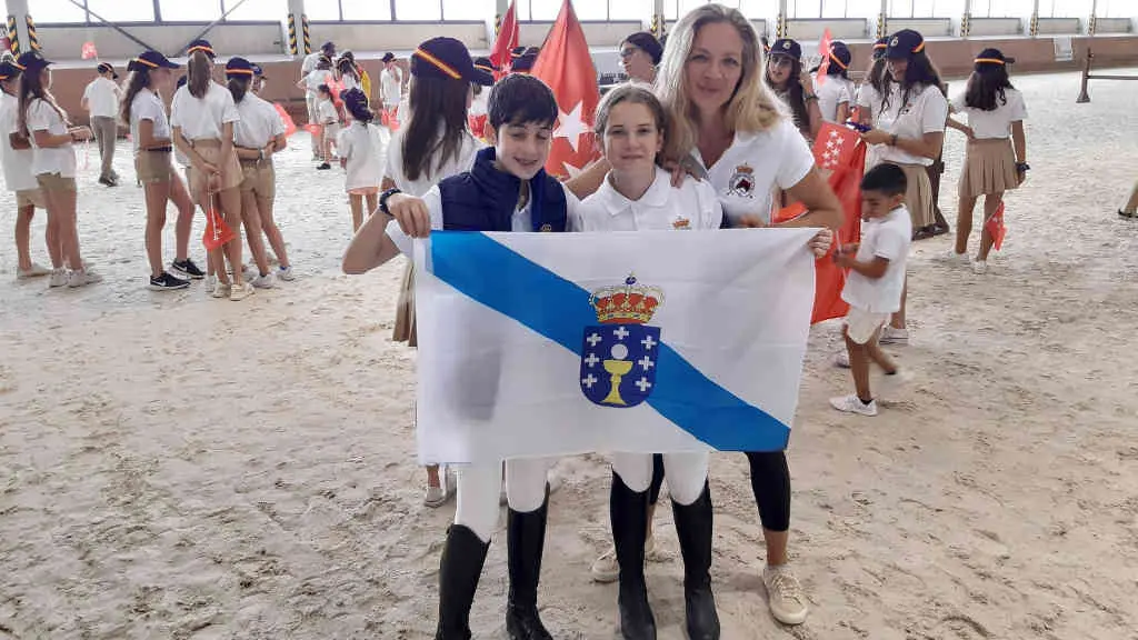 Mart&iacute;n D&iacute;az Rodr&iacute;guez e S&aacute;lvora Vilari&ntilde;o L&oacute;pez en Segovia, xunto &aacute; preparadora do Club H&iacute;pica Juan Oliveira, Kira Sch&auml;der (Foto: N&oacute;s Diario).