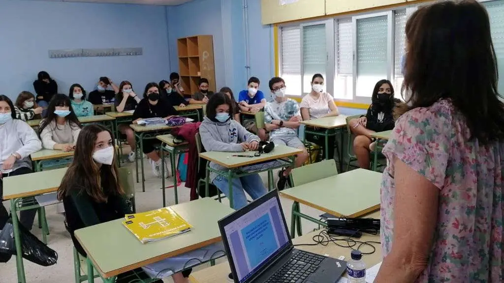 Alumnado de 2&ordm; da ESO do Xunqueira I de Pontevedra no obradoiro 'Aprender a querernos ben'. (Foto: N&oacute;s Diario).
