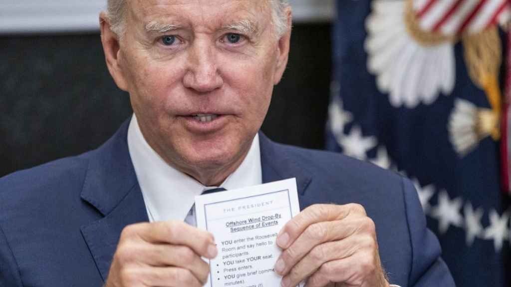 Joe Biden, coa tarxeta de instrucións (Imaxe: Cedida)