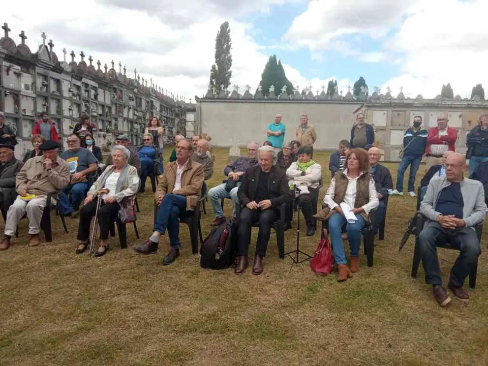Homenaxe ao 'Gardarr&iacute;os' no cemiterio de Lourenz&aacute; (Imaxe: N&oacute;s Diario)