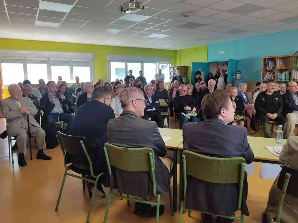 Ducias de persoas asistiron &aacute; mesa redonda (Imaxe: N&oacute;s Diario)