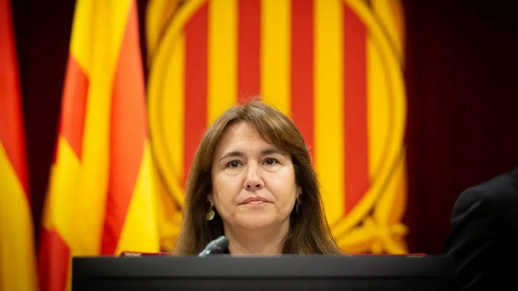 A presidenta do Parlament de Catalunya e l&iacute;der de Junts, Laura Borr&agrave;s, nunha sesi&oacute;n plenaria. (Foto: David Zorrakino / Europa Press).