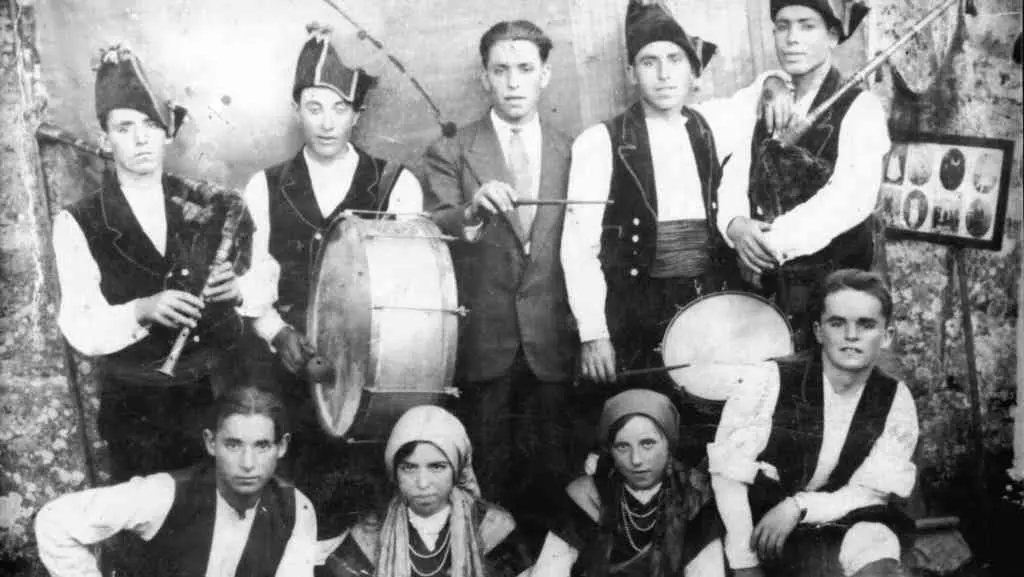 Os Dezas de Moneixas nunha fotograf&iacute;a hist&oacute;rica.