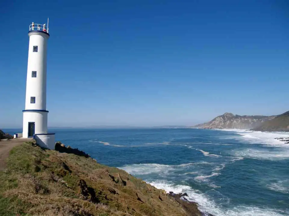 Faro de cabo Home, ao fondo o monte do Facho de Don&oacute;n, na Costa da Vela (Foto: N&oacute;s Diario).
