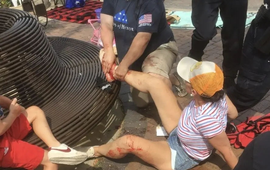 Unha das persoas feridas no tiroteo desta segunda feira. (Foto: CNN+)