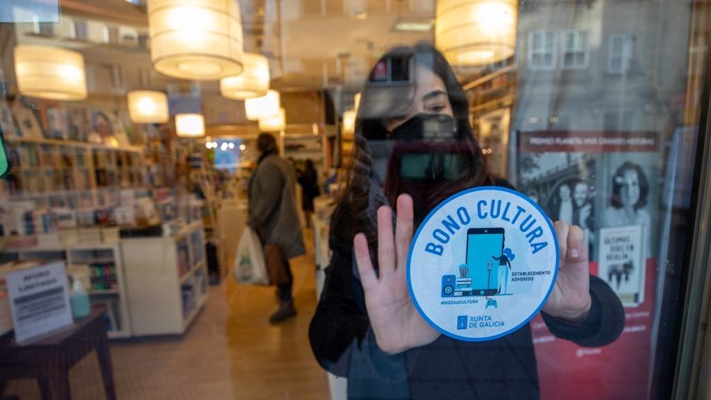 Cartel anunciando o 'bono cultura' nunha libraría de Compostela. (Foto: Xunta da Galiza)