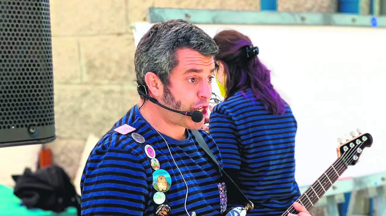 Pakolas actuando.