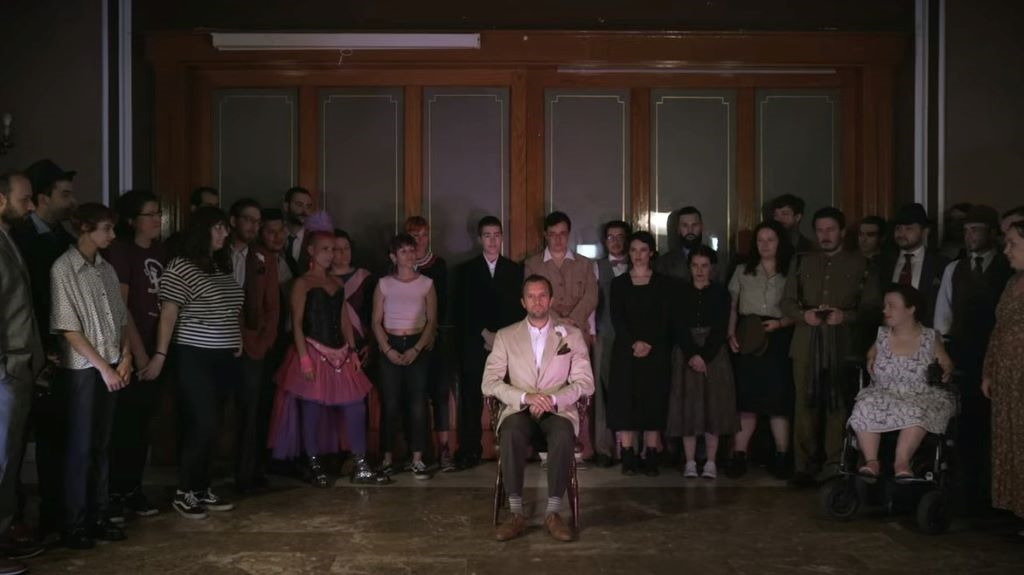 O videoclip de 'Eduardita', gravado no Liceo de Ourense, reivindica Blanco Amor: "Envexosos vós!". (Foto: Cizalla Producións).