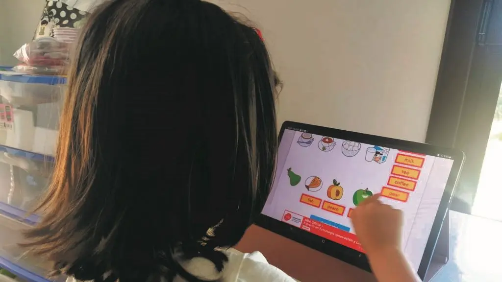A nena de 7 anos require, segundo especialistas e familia, apoios para o seu desenvolvemento como un profesor preferente e unha tablet. (Foto: N&oacute;s Diario).