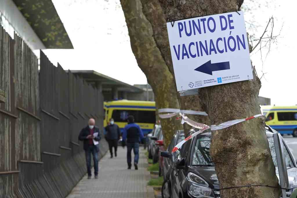 Indicacións para opunto de vacinación no Hospital Marítimo de Oza, o 24 de marzo de 2021. (Foto: M. Dylan / Europa Press)