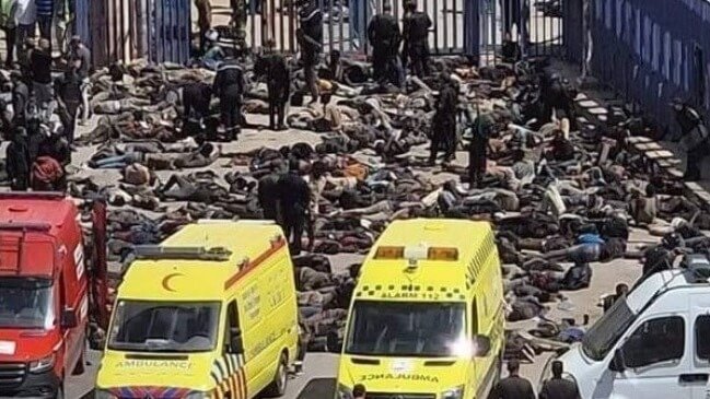 A policía de Marrocos amontona os corpos de varios migrantes mortos e feridos en Melilla. (Foto: AMDH)