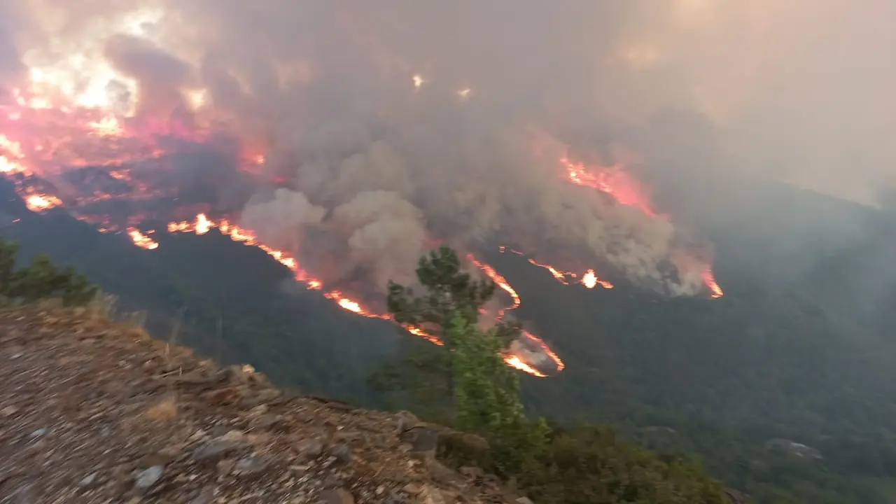 Incendio no Courel na tarde do domingo. (Foto: Oscar Carrete)