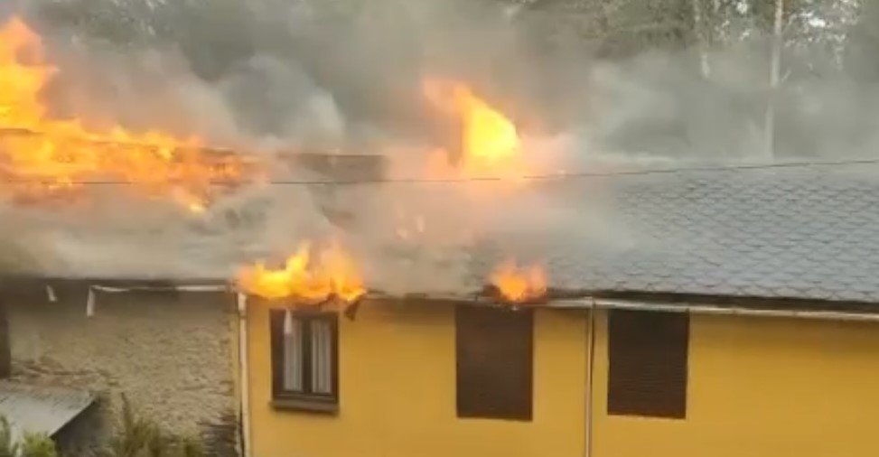 Casas afectadas pola vaga de incendios. (Foto: Europa Pres)