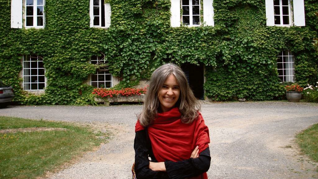 A escritora María Lopo na casa de María Casares en La Vergne, Francia. (Foto: Nós Diario)
