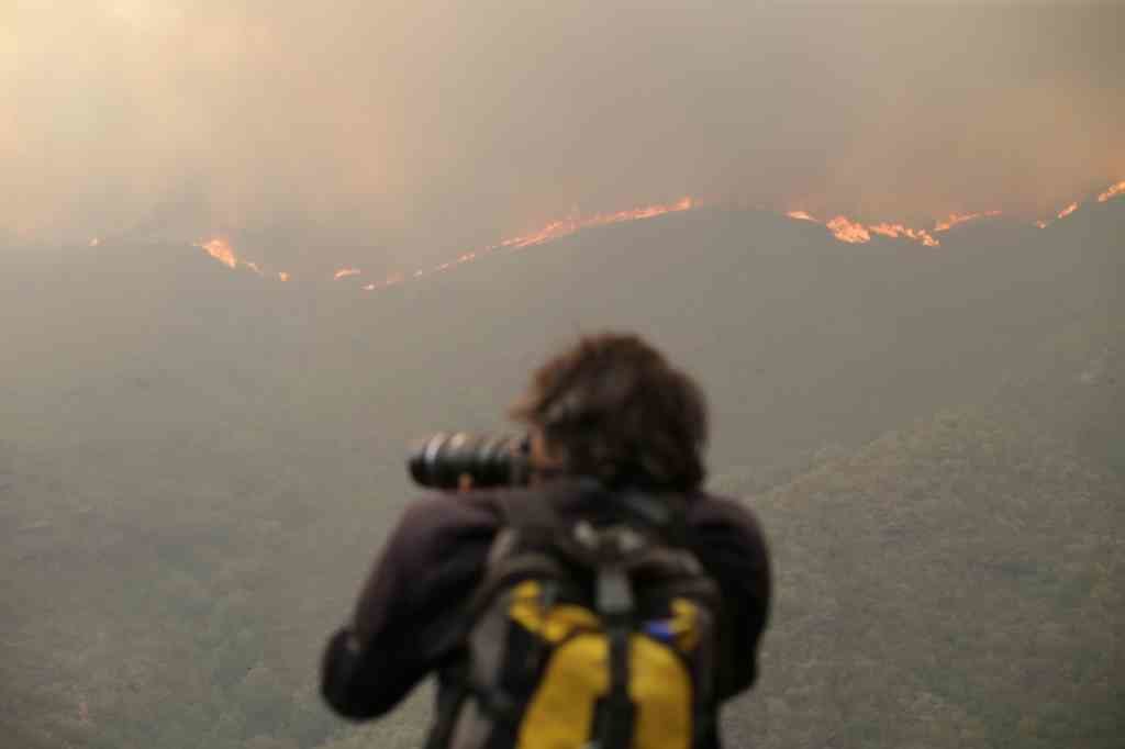 Unha persoa toma imaxes do incendio na zona do Courel. (Foto: Europa Press)