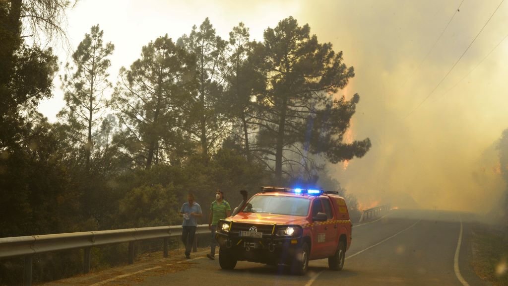 Máis dun milleiro de persoas foron xa evacuadas pola proximidade das chamas ás vivendas. (Foto: Rosa Veiga / Europa Press)