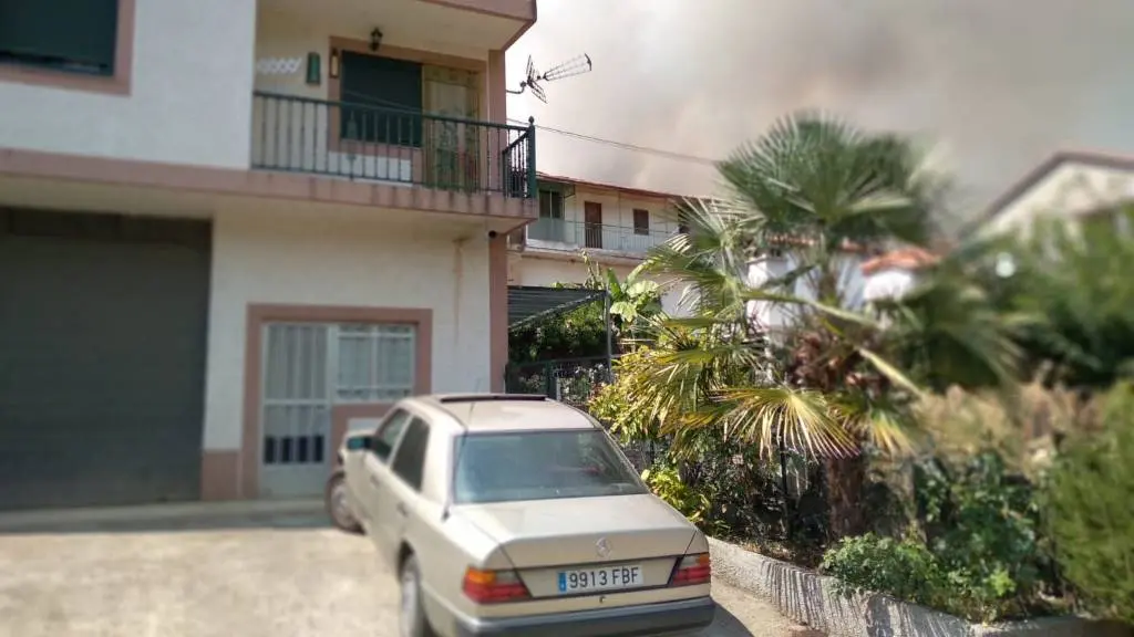 O lume que se orixinara na raia alcanzou xa a parroquia verinesa de Feces de Cima. (Foto: N&oacute;s Diario)