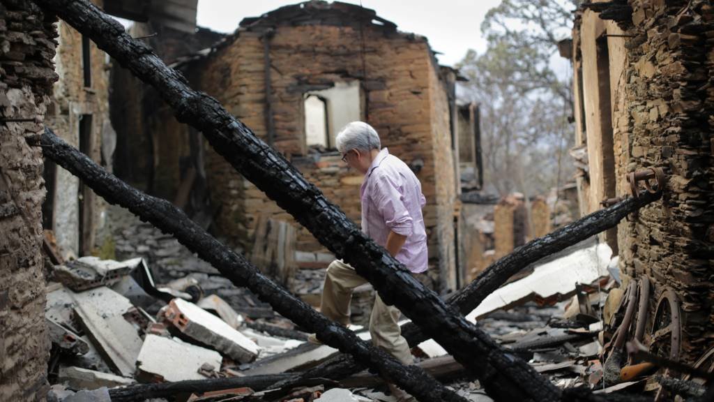 Un veciño onte, nunha casa destruída polas chamas en Folgoso do Courel. (Foto: Rosa Veiga / Europa Press)