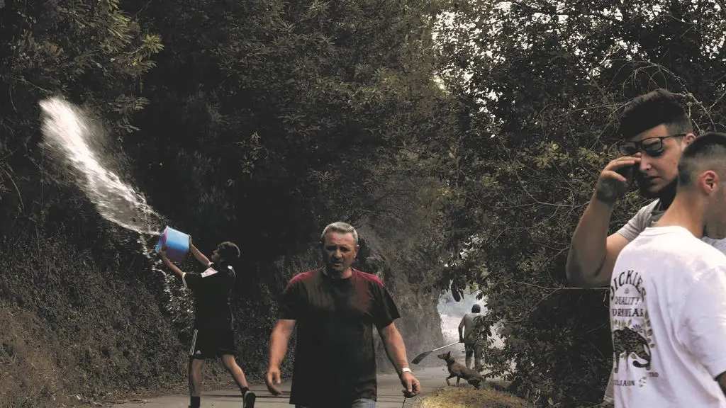 Veci&ntilde;os botando auga para apagar un dos incendios que afectan o Barco de Valdeorras. (Foto: Rosa Veiga / Europa Press)