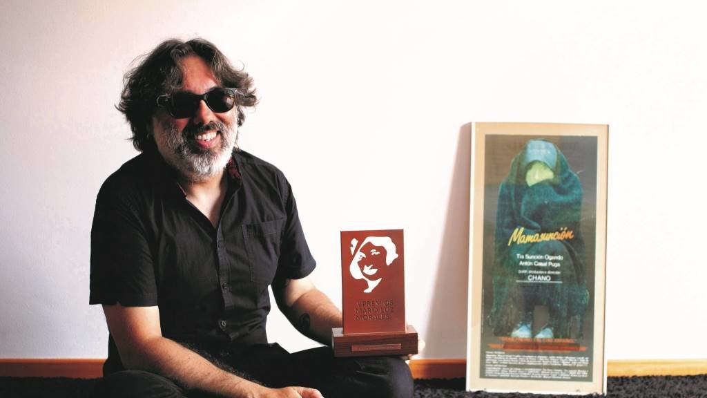 O crítico Manuel Barreiro, co Premio María Luz Morales e o cartaz de 'Mamasunción'. (Foto: Nós Diario)
