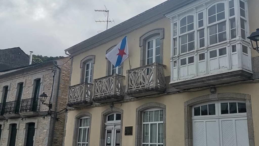 O edificio no que o PP denunciou a presenza dunha bandeira nacionalista galega, en Muras. (Foto: Europa Press)