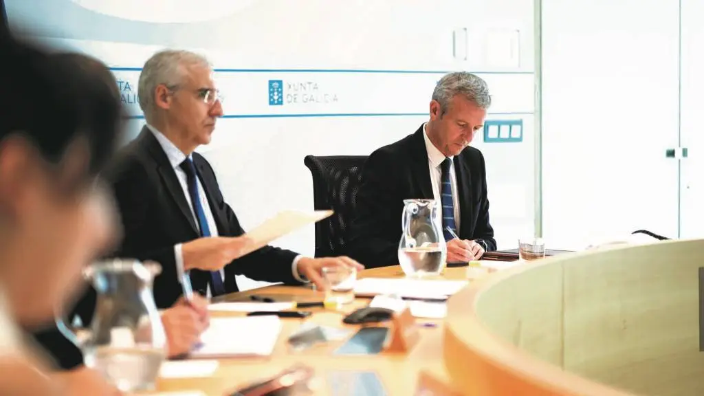 Francisco Conde e Alfonso Rueda nun momento do Consello do Goberno galego desta quinta feira. (Foto: Xunta da Galiza)