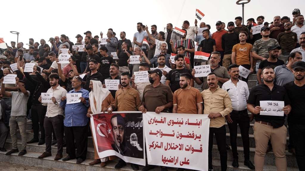 Concorrida manifestación en Mosul (Iraq) esta quinta feira en contra da agresión militar de Ancara. (Foto: Ismael Adnan / dpa)