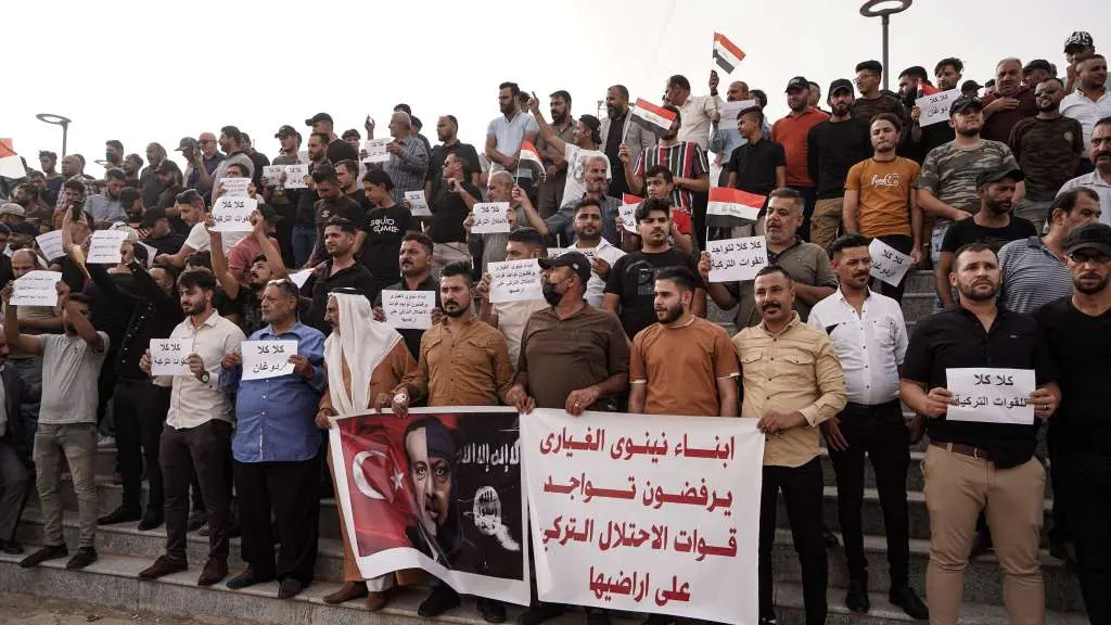 Concorrida manifestaci&oacute;n en Mosul (Iraq) esta quinta feira en contra da agresi&oacute;n militar de Ancara. (Foto: Ismael Adnan / dpa)