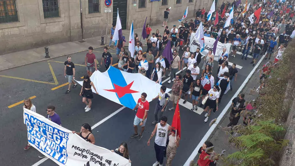 A manifestaci&oacute;n percorreu parte da cidade de Compostela (Foto: Riob&oacute; Prada).