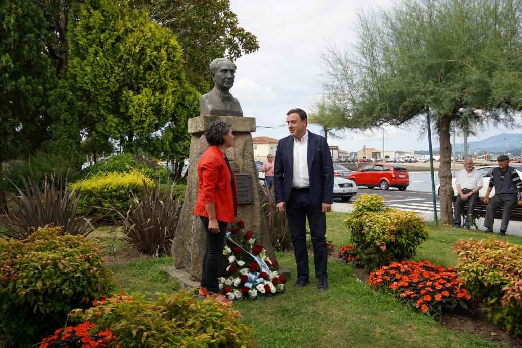 O PSdeG realizou a tradicional ofrenda floral ante o busto de Castelao en Rianxo (Imaxe: Cedida)