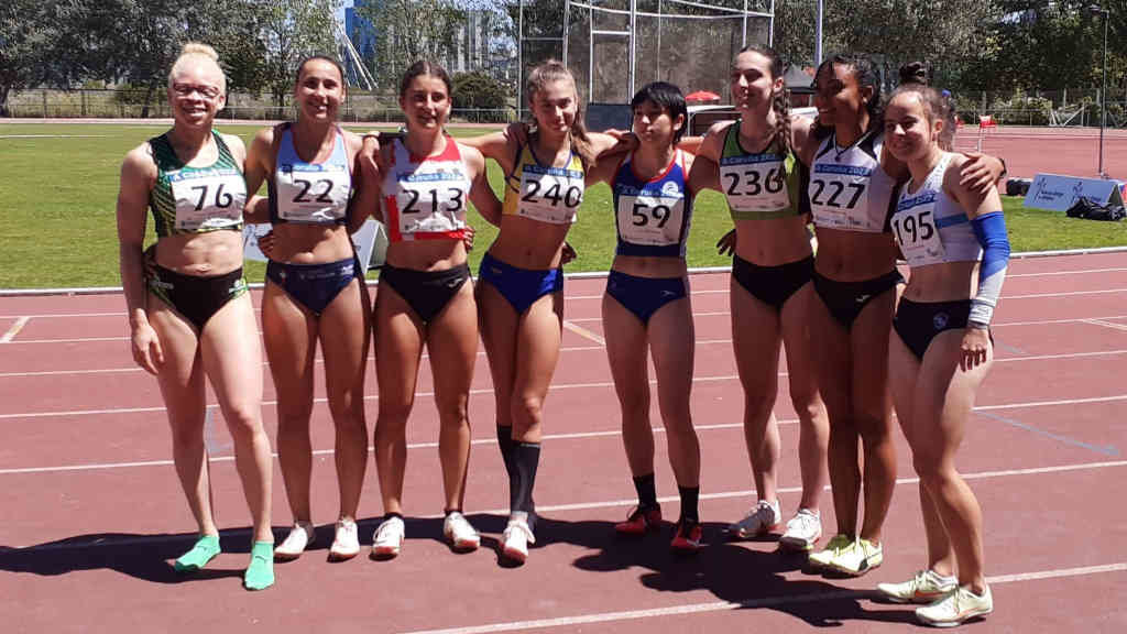 Adi Iglesias, á esquerda, xunto a outras corredoras de 200 metros (Foto: Federación Galega Atletismo).