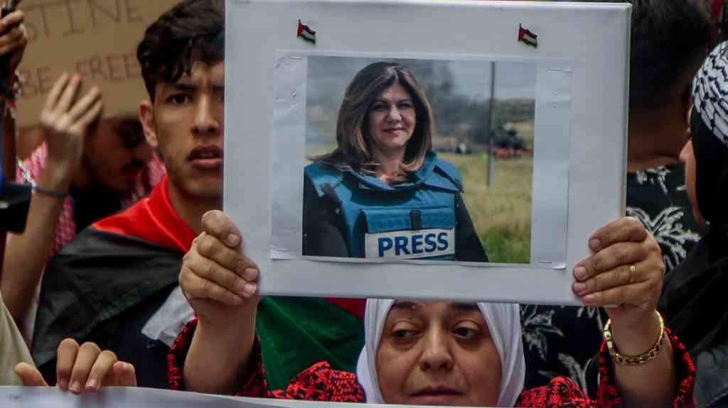 Unha muller palestina sostén unha fotografía da xornalista Shireen Abu Akleh nunha protesta. (Foto: Ricardo Rubio/Europa Press)