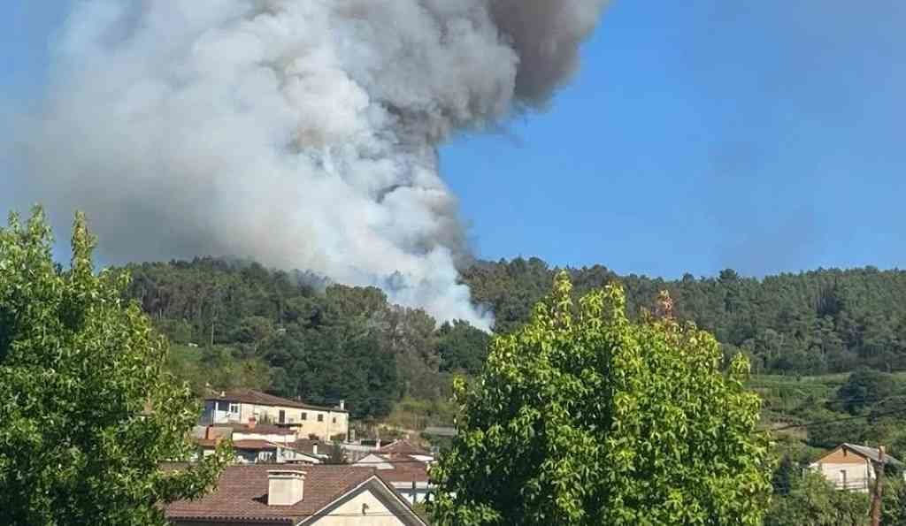 Vista do incendio en Castrelo de Miño. (Foto: Facebook)