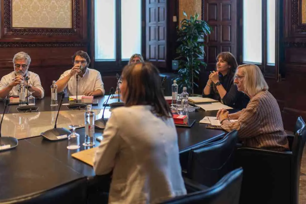 A ex presidenta do Parlament, Laura Borr&agrave;s, xunto co resto de integrantes da Mesa da C&aacute;mara. (Foto: Europa Press)
