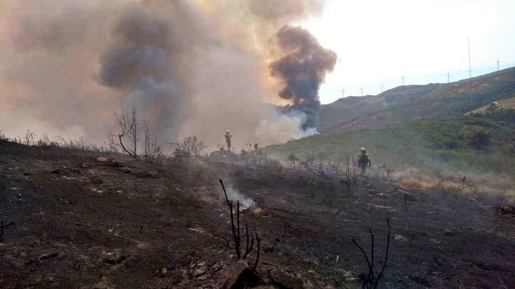 Brigadistas realizan labores de extinción no incendio que esta fin de semana azouta Arbo (Foto: BrifLaza)