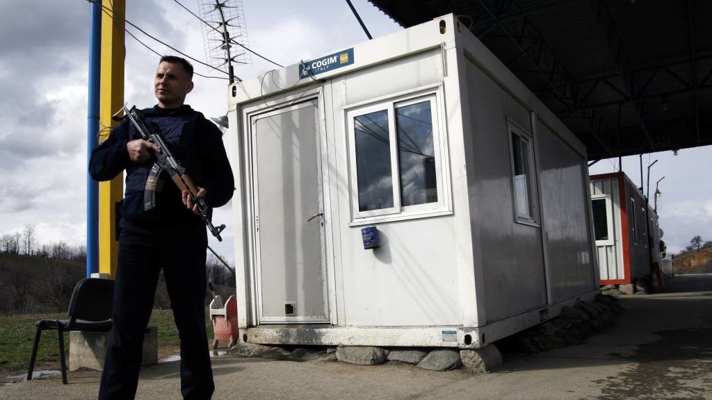 Un garda armado nun paso fronteirizo entre Kosovo e Serbia. (Foto: X02 / Zuma Press)