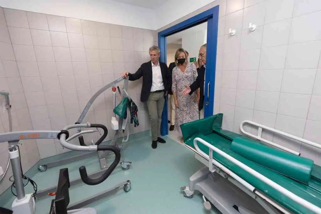 Alfonso Rueda durante a visita a residencia Cercedo-Cotobade. (Foto: N&oacute;s Diario)