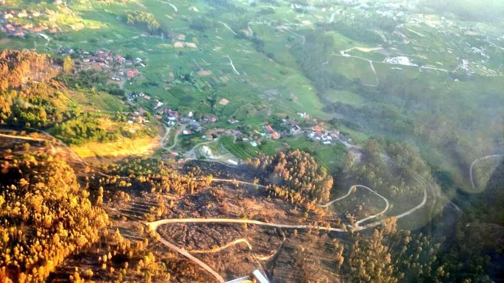 Vista a&eacute;rea do incendio de Mourent&aacute;n, estabilizado esta terza feira. (Foto: Brigada de Laza - @BrifLaza)