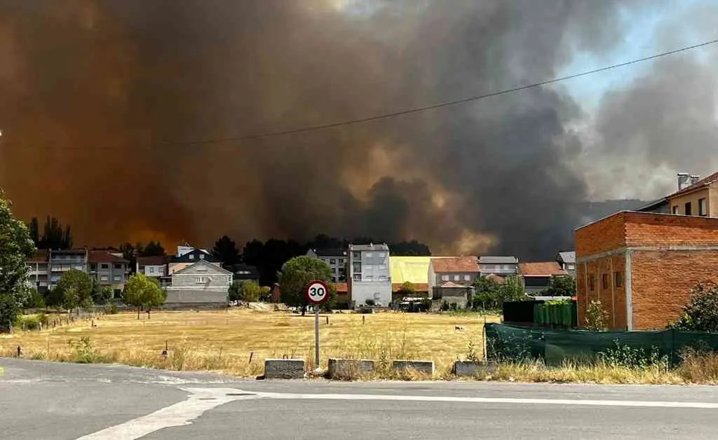 O lume afecta o n&uacute;cleo urbano de Ver&iacute;n. (Foto: @Incendiosgalic1/Twitter)
