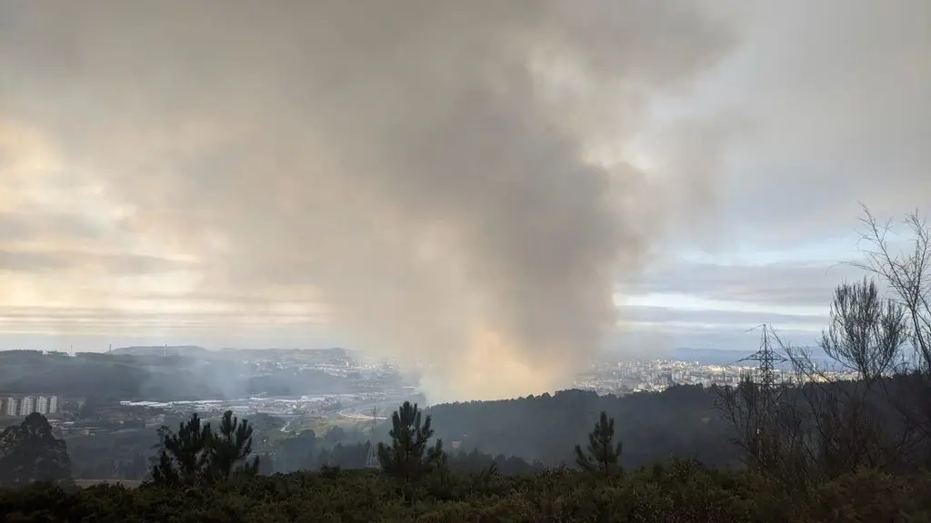 O incendio que afectou o barrio coru&ntilde;&eacute;s de Elvi&ntilde;a. (Foto: Europa Press)