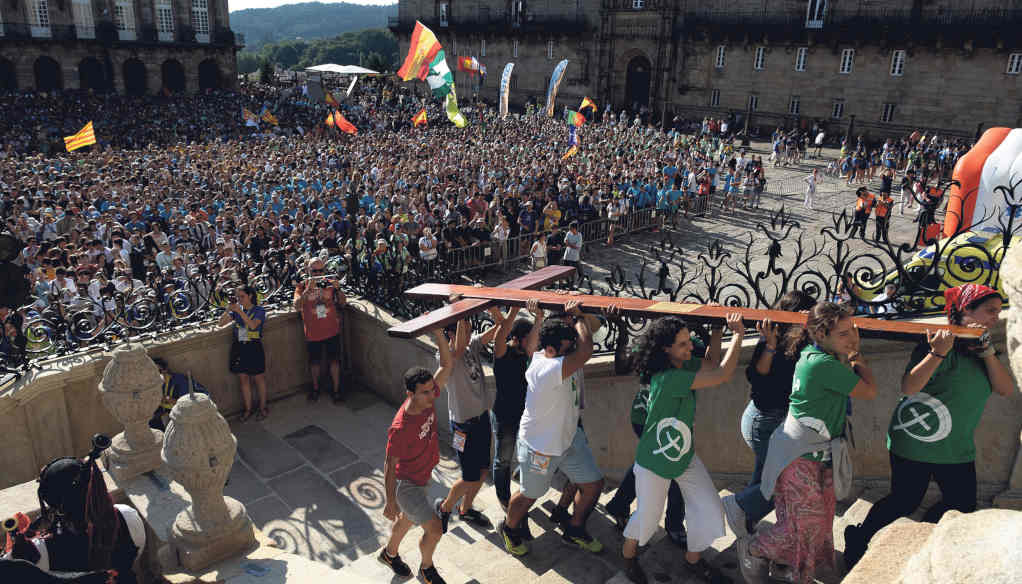 A praza do Obradoiro en Santiago de Compostela ateigada de peregrinos esta cuarta feira (Foto: César Arxina / Europa Press).