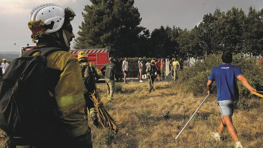 Os fogos en Ver&iacute;n signific&aacute;ronse pola s&uacute;a proximidade &aacute;s vivendas e n&uacute;cleos de poboaci&oacute;n. (Foto: Europa Press)