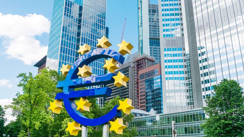 O símbolo do euro diante da sede do Banco Central Europeo, en Frankfurt, Alemaña. (Foto: Europa Press)